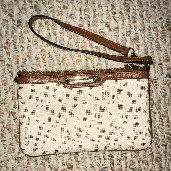 Michael Kors Wristlet - Picture 1 of 3